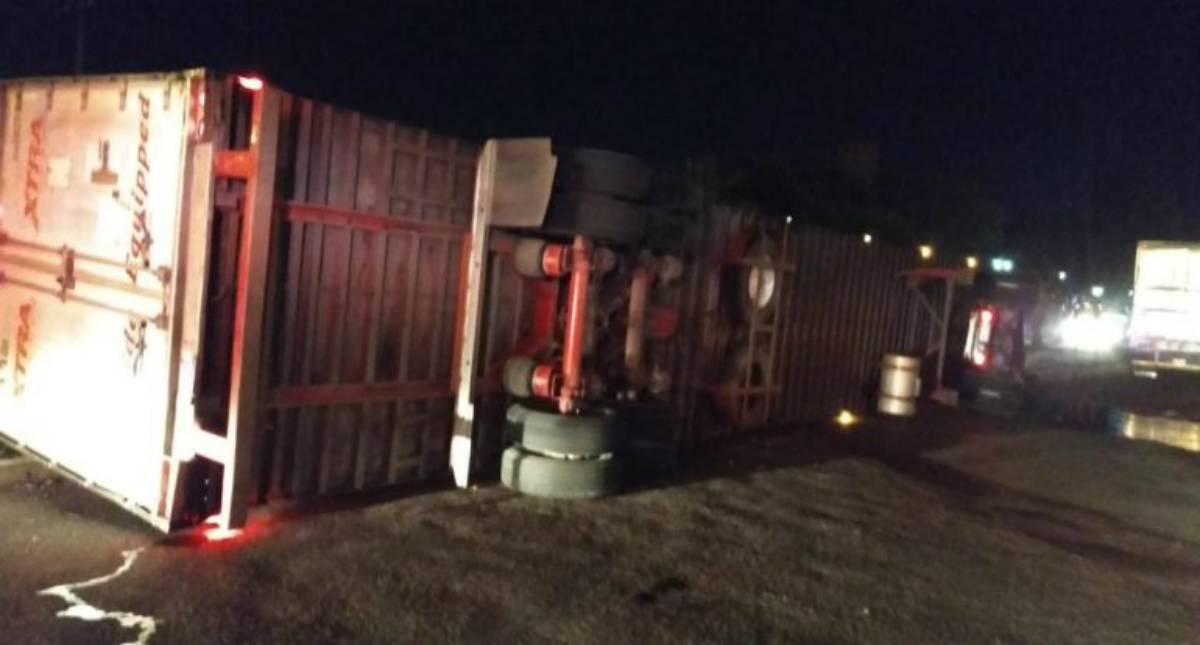 Vuelca trailer en Michoacán