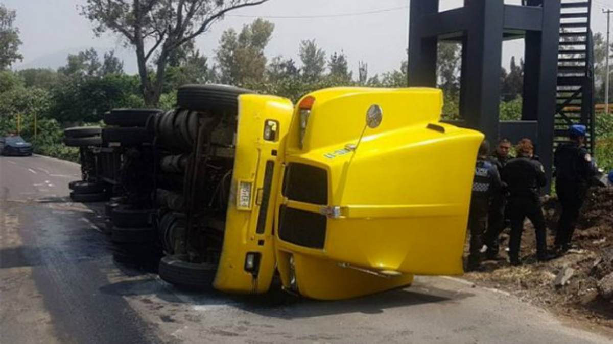 Vuelca tráiler en Periférico Norte