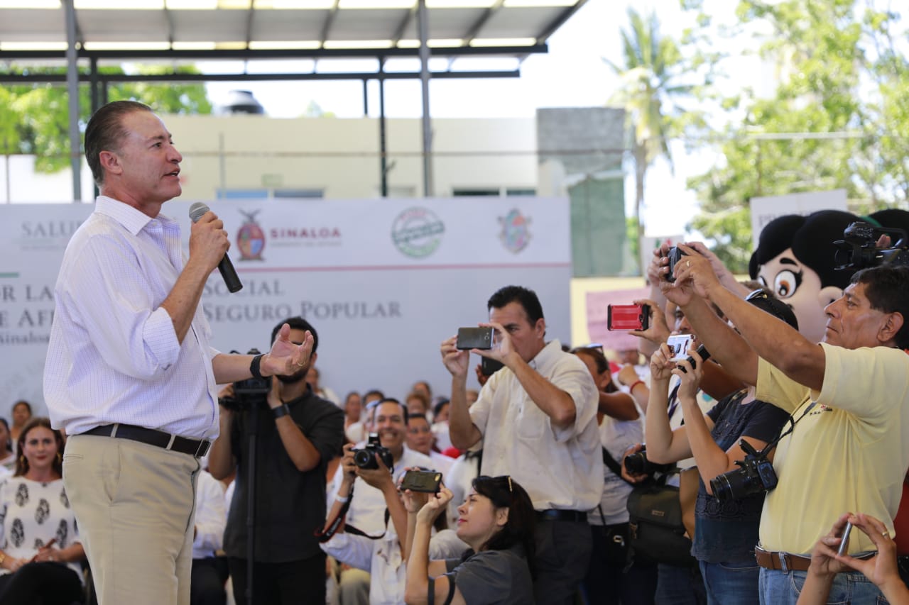 Entregan pólizas del Seguro Popular en Mazatlán - whatsapp-image-2018-08-09-at-52103-pm1