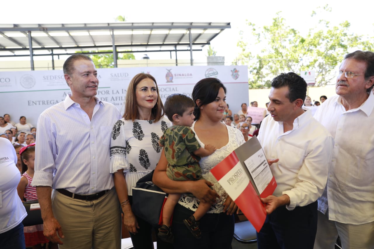 Entregan pólizas del Seguro Popular en Mazatlán - whatsapp-image-2018-08-09-at-52105-pm