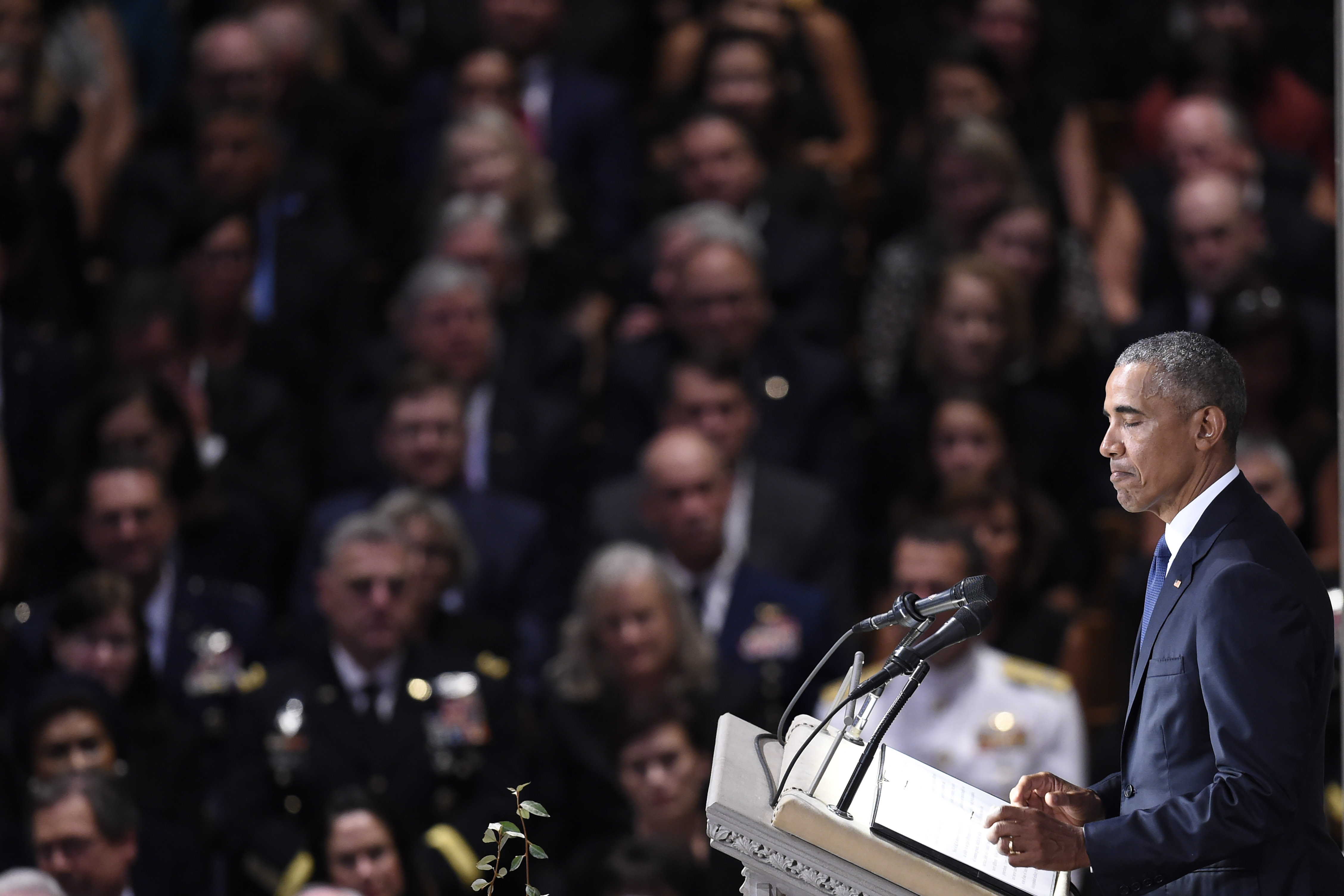 Ex presidentes de EE.UU. rinden tributo a McCain sin Trump - 000-18s0yf