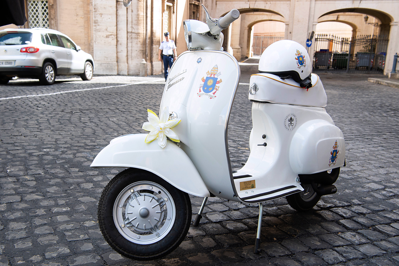 Regalan al papa Francisco una Vespa personalizada - 000-18s8b5