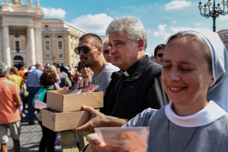 El papa Francisco regala miles de crucifijos en la plaza de San Pedro - 000-19558p