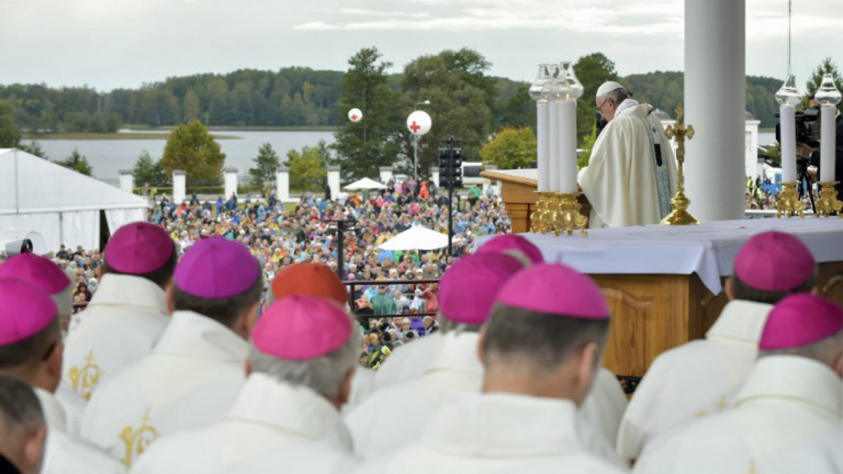 El papa Francisco honra a víctimas del holocausto en Lituania