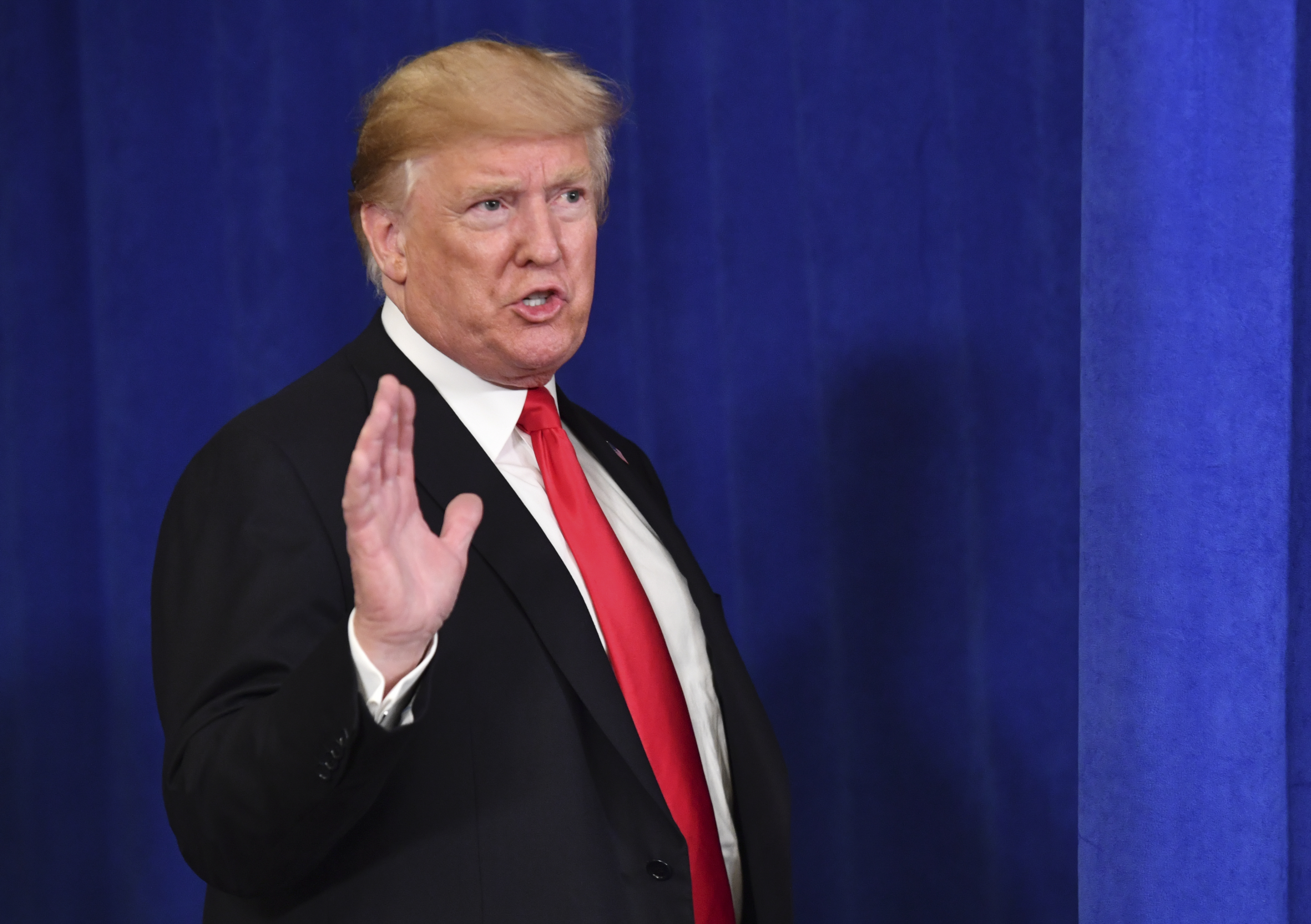 Gobierno de Trump abre consulta sobre propuestas "antimigrantes" - 000-19e4v3