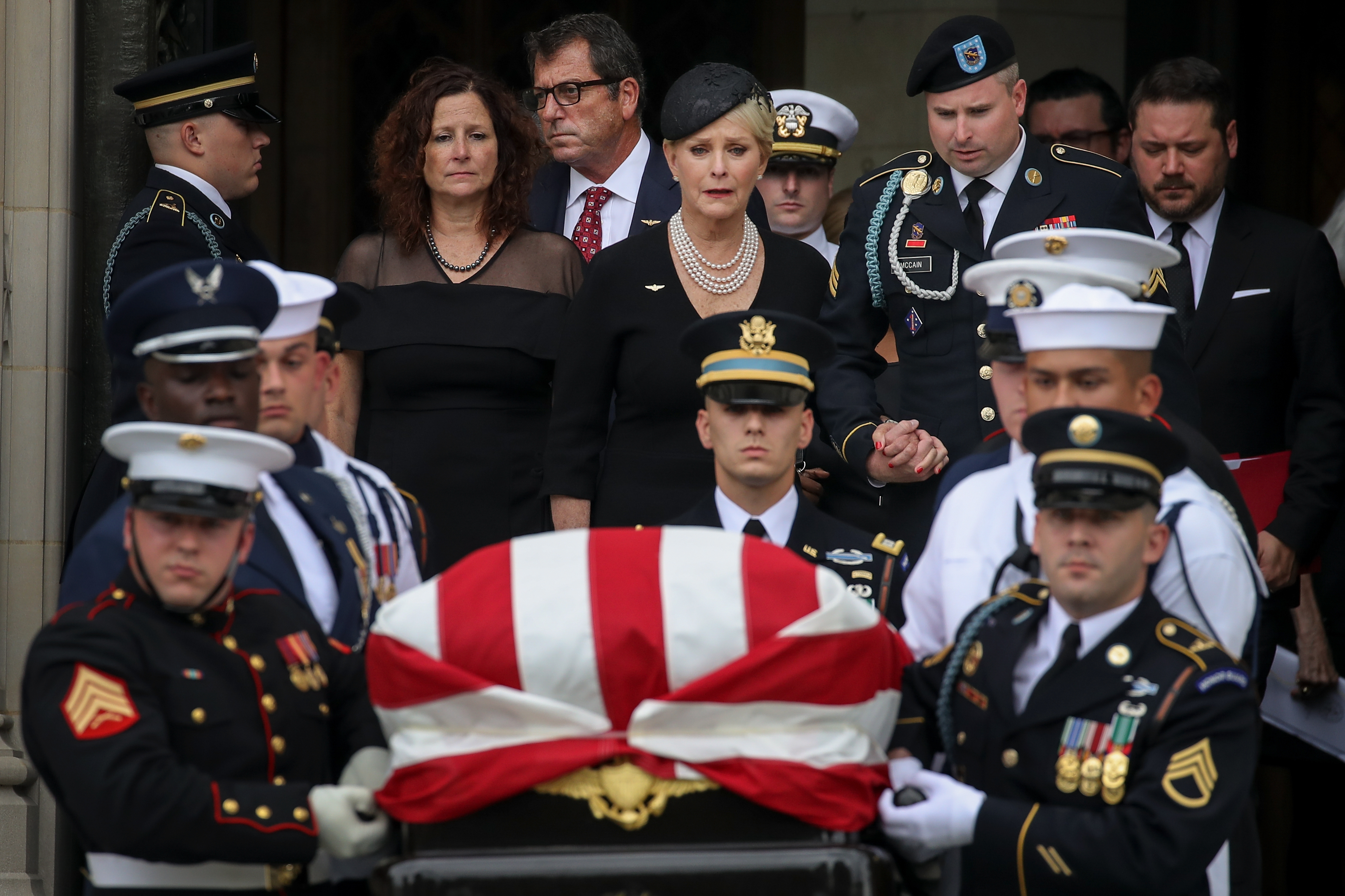 Sepultan a John McCain en la Academia Naval de Estados Unidos - 063-1025860736