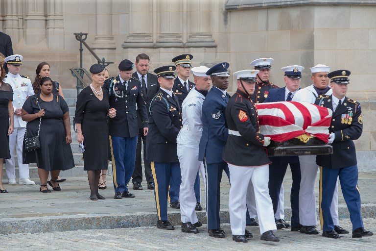 Obama y Bush rinden tributo a McCain en una despedida sin Trump - 063-1025869956