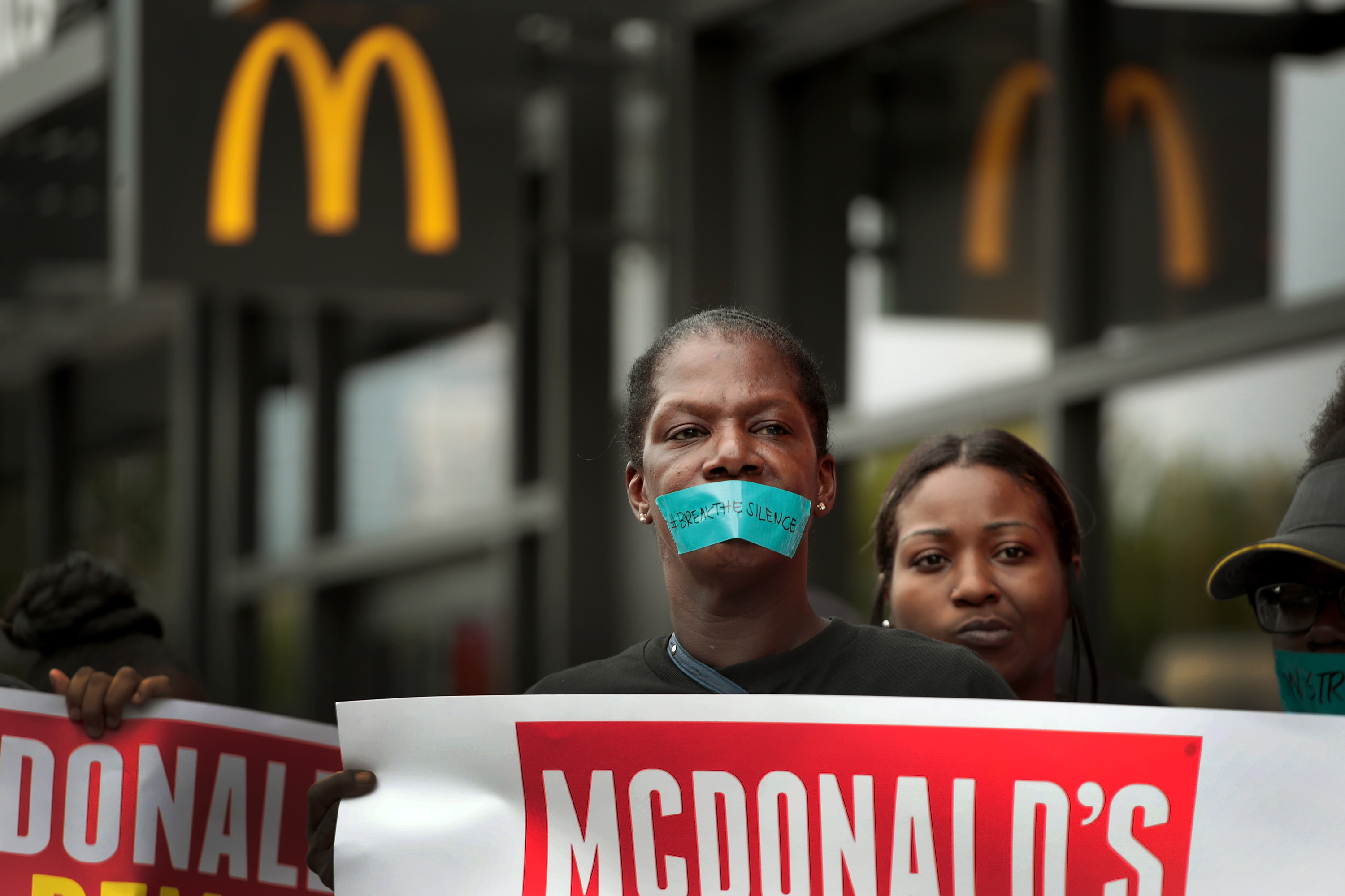Trabajadores de McDonald’s realizan huelga para acoso sexual