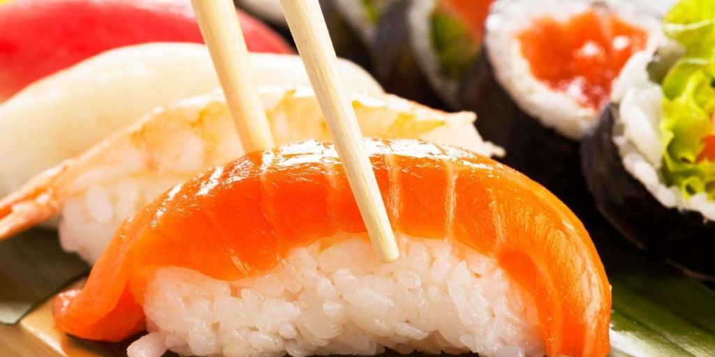 La manera correcta de comer sushi - 1-sushi-palillos