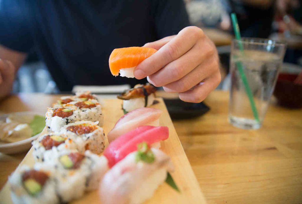 La manera correcta de comer sushi - 2-sushi-con-las-manos