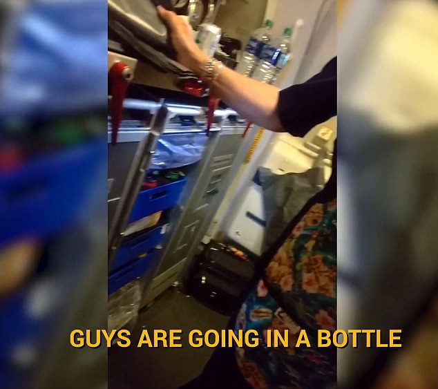 #Video Piden a pasajeros de American Airlines orinar en bolsas y botellas - 4fcc142000000578-6140415-image-m-95-1536262446799