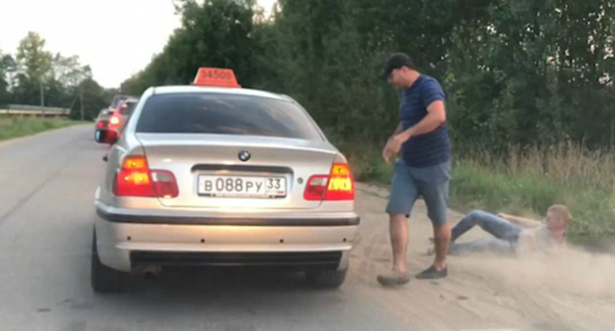 #Video Taxista echa a pasajero de su auto por tirar basura