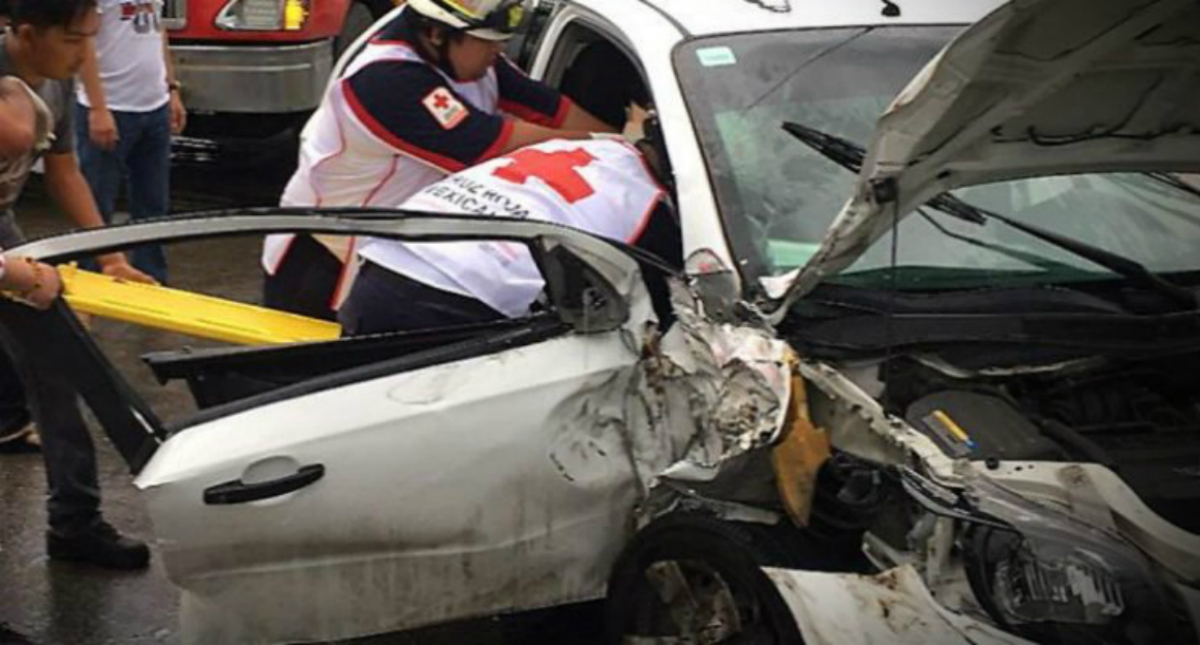 Funcionarios de la SEQ terminan lesionados en accidente vial