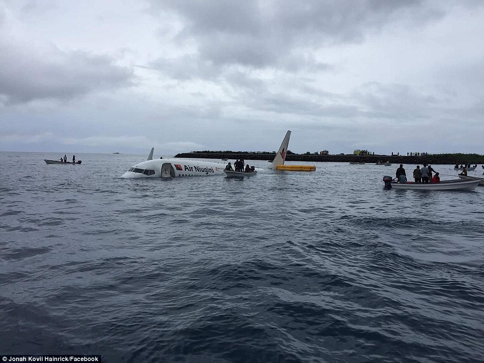 #Video Avión comercial acuatiza en isla de Micronesia - acuatiza-5