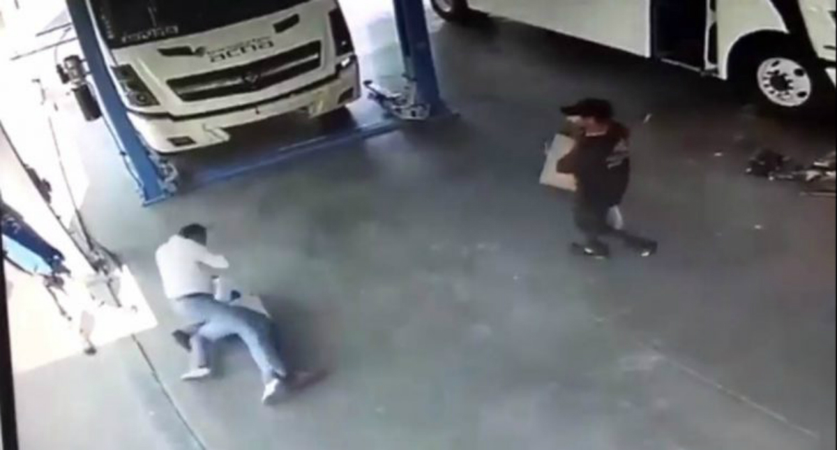 #Video Empresario de transporte de Irapuato golpea a su empleado #Video Empresario de transporte de Irapuato golpea a su empleado