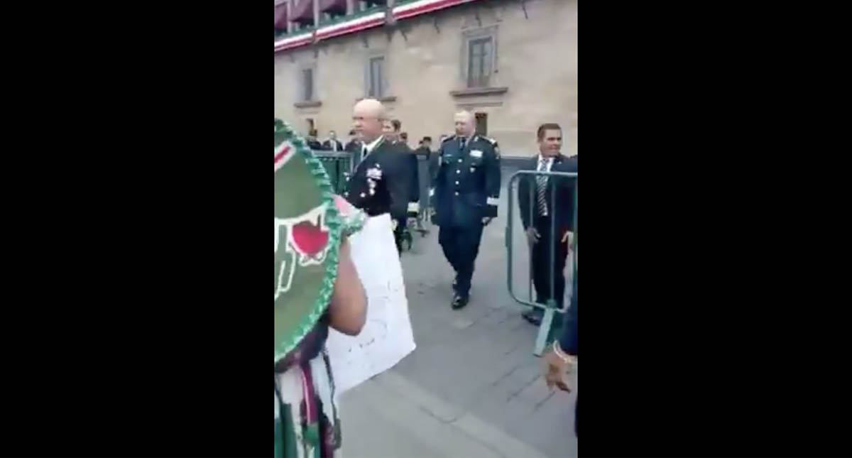 Insultan a militares al salir de Palacio Nacional