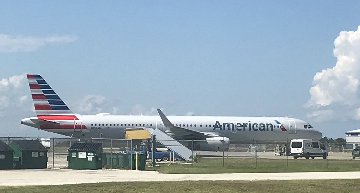 Estudiante provoca suspensión de operaciones en Aeropuerto de Melbourne - airbus-321-american-airlines