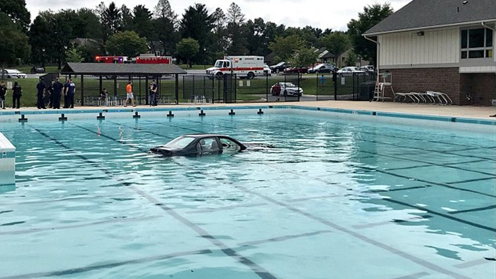 Pareja cae a alberca durante clase de manejo en EE.UU.