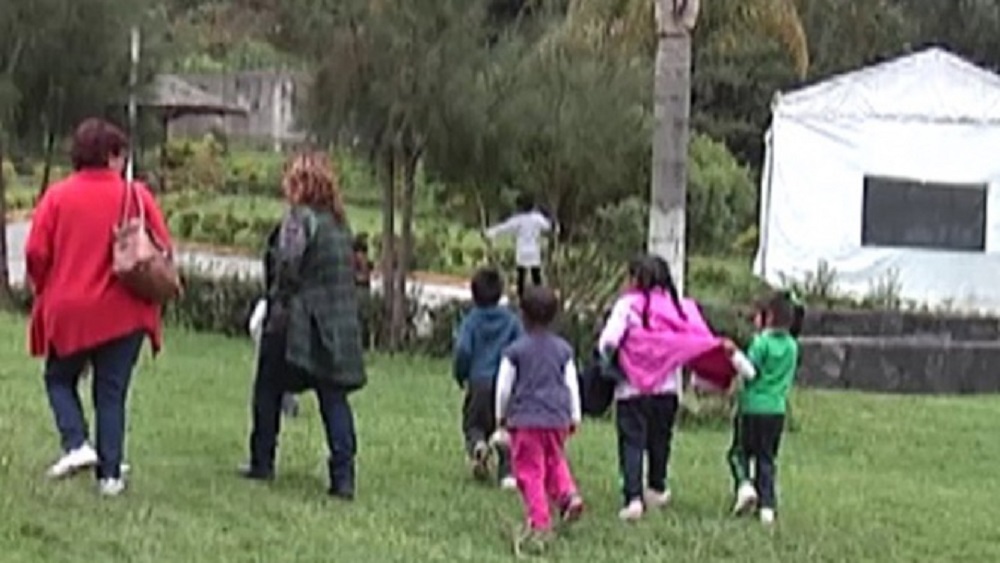 Alumnos de kínder toman clases en parque a un año del sismo