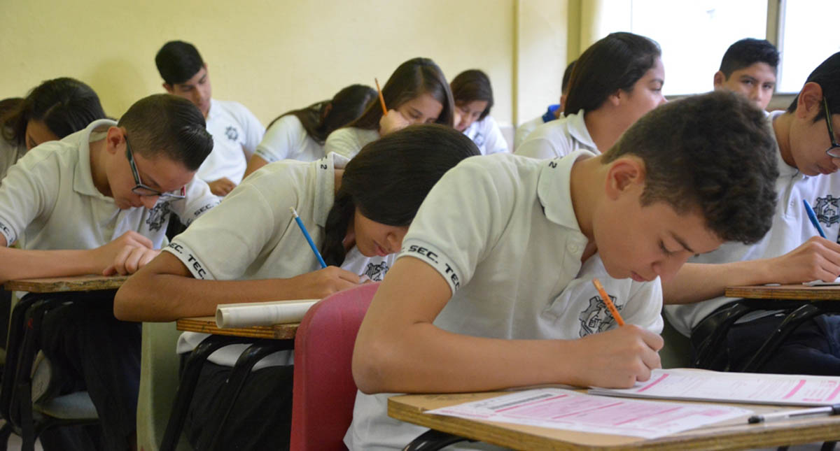 Alumnos salen de la secundaria sin entender el español o matemáticas