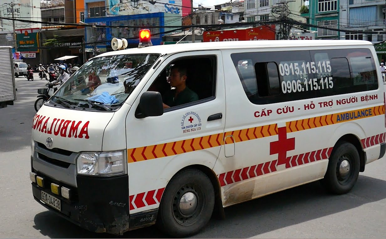 Mueren siete y cinco más quedan en coma tras consumir droga en festival de música - ambulance