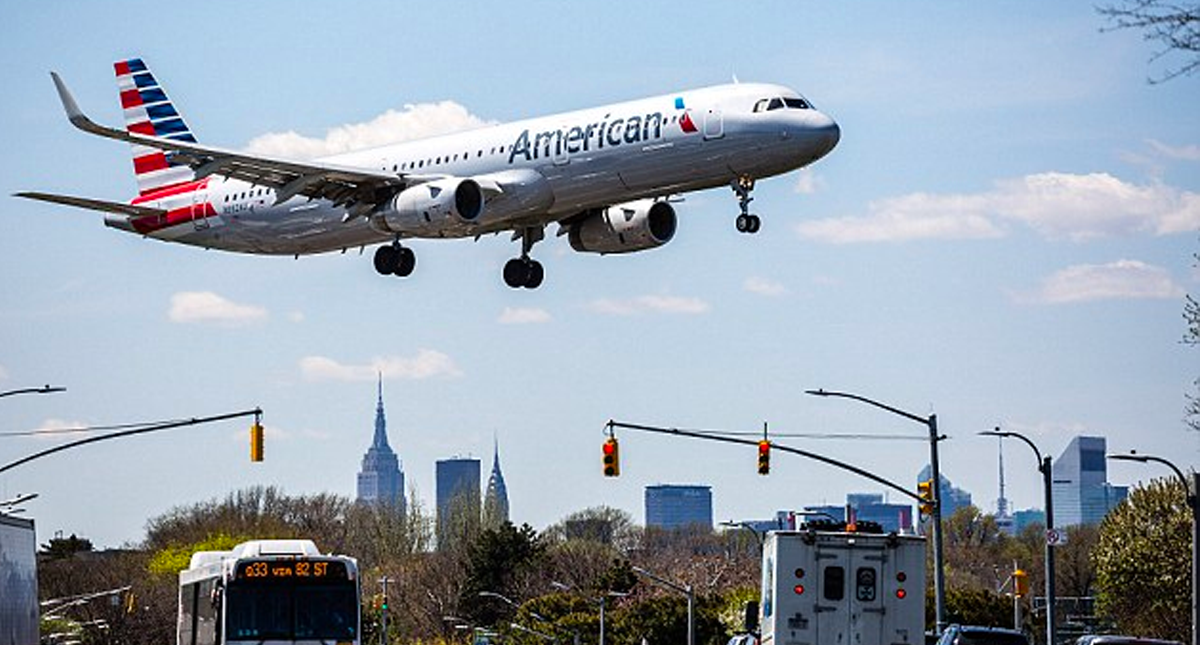 #Video Piden a pasajeros de American Airlines orinar en bolsas y botellas
