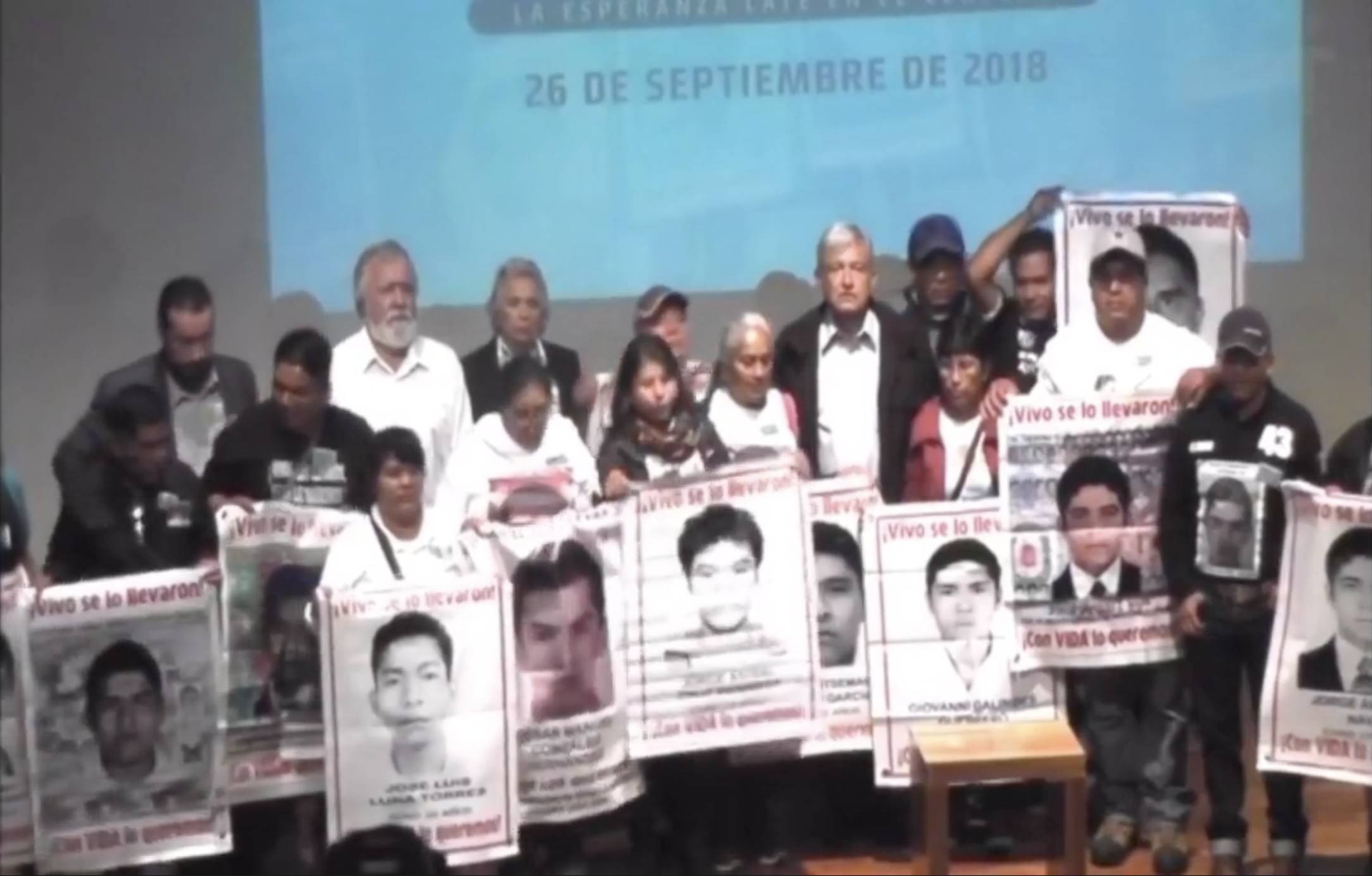 AMLO promete comisión investigadora para el caso Ayotzinapa - amlo-reunion-normalistas