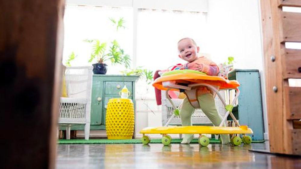 Advierten riesgo de accidentes con andaderas para bebés