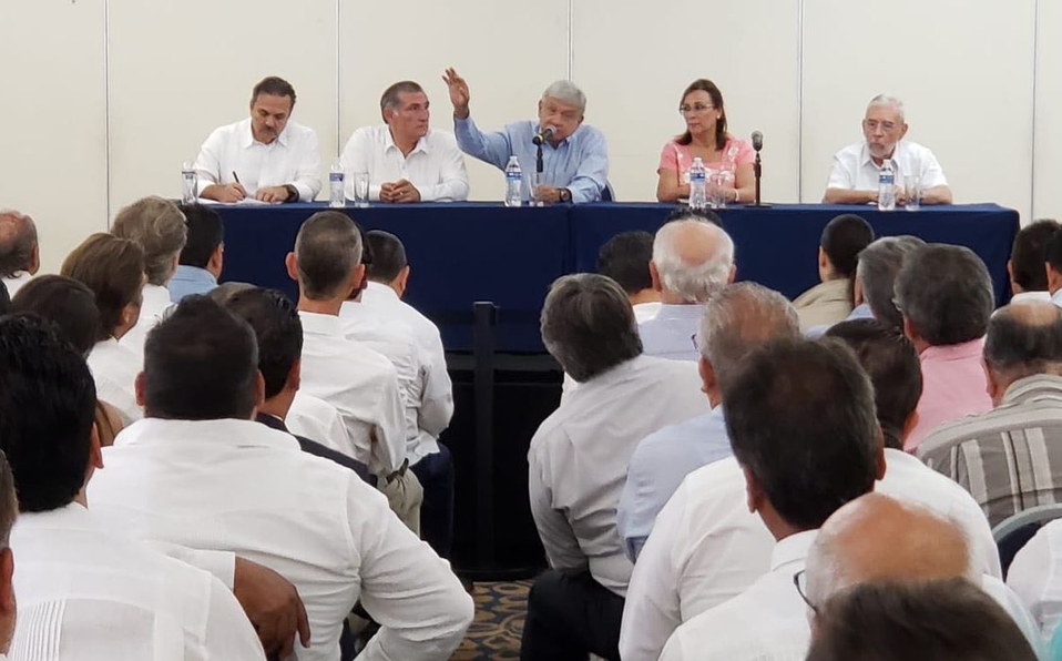 López Obrador se reúne con petroleros en Tabasco - andres-manuel-lopez-obrador-reunion-5-12-1-1213-755