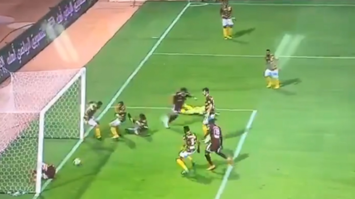 #Video Cadena de errores en el futbol árabe