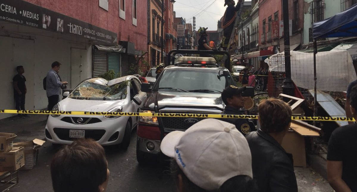 Cae árbol encima de automóvil en el Centro Histórico - arbol-cae-centro-historico-auto