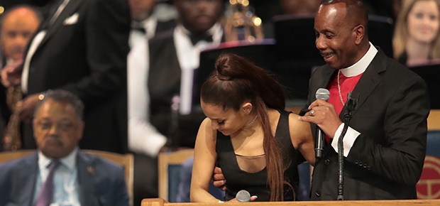 #Video Obispo se disculpa por tocamientos a Ariana Grande - ariana-grande-2