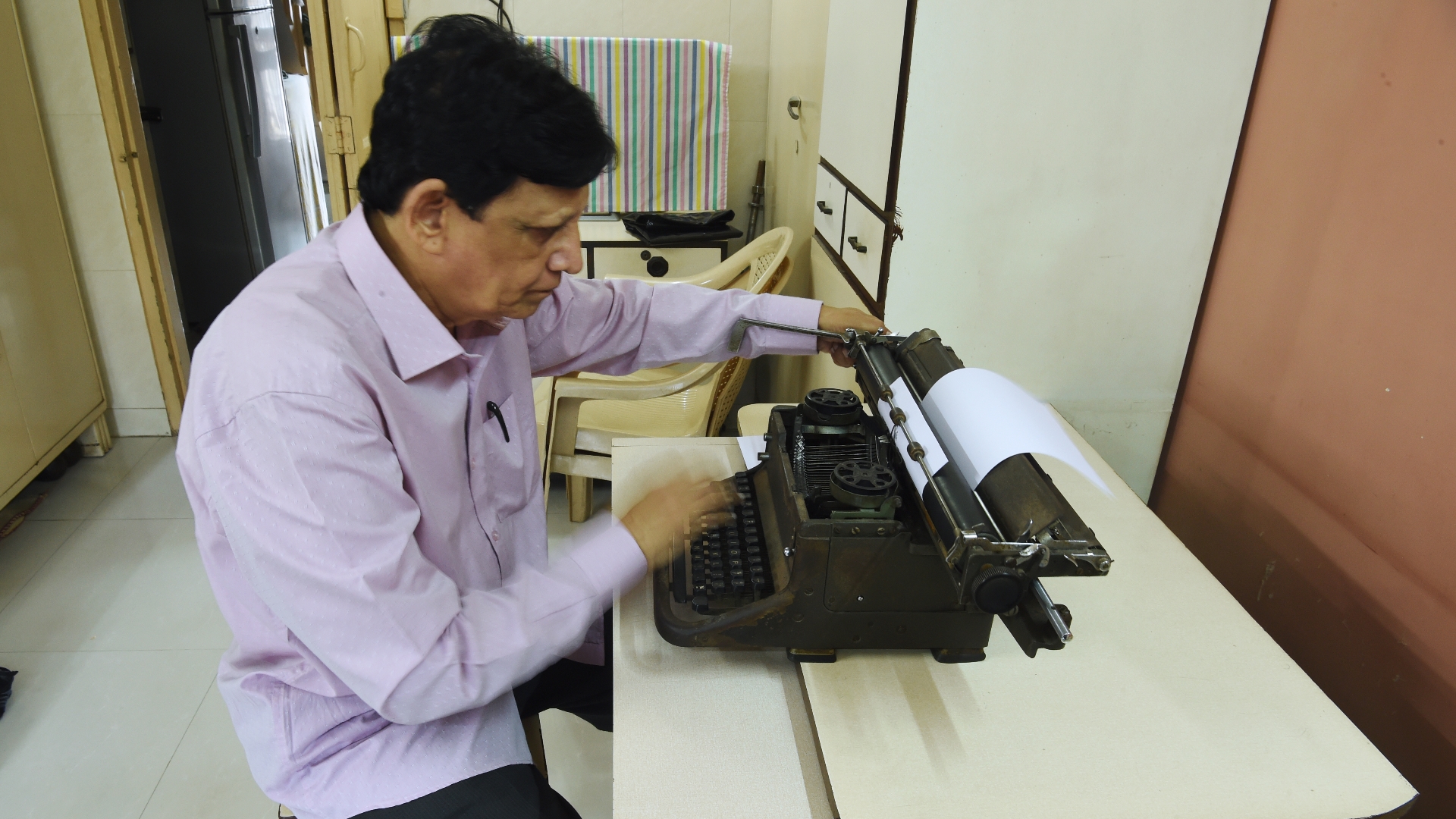 Artista indio dibuja retratos con una máquina de escribir
