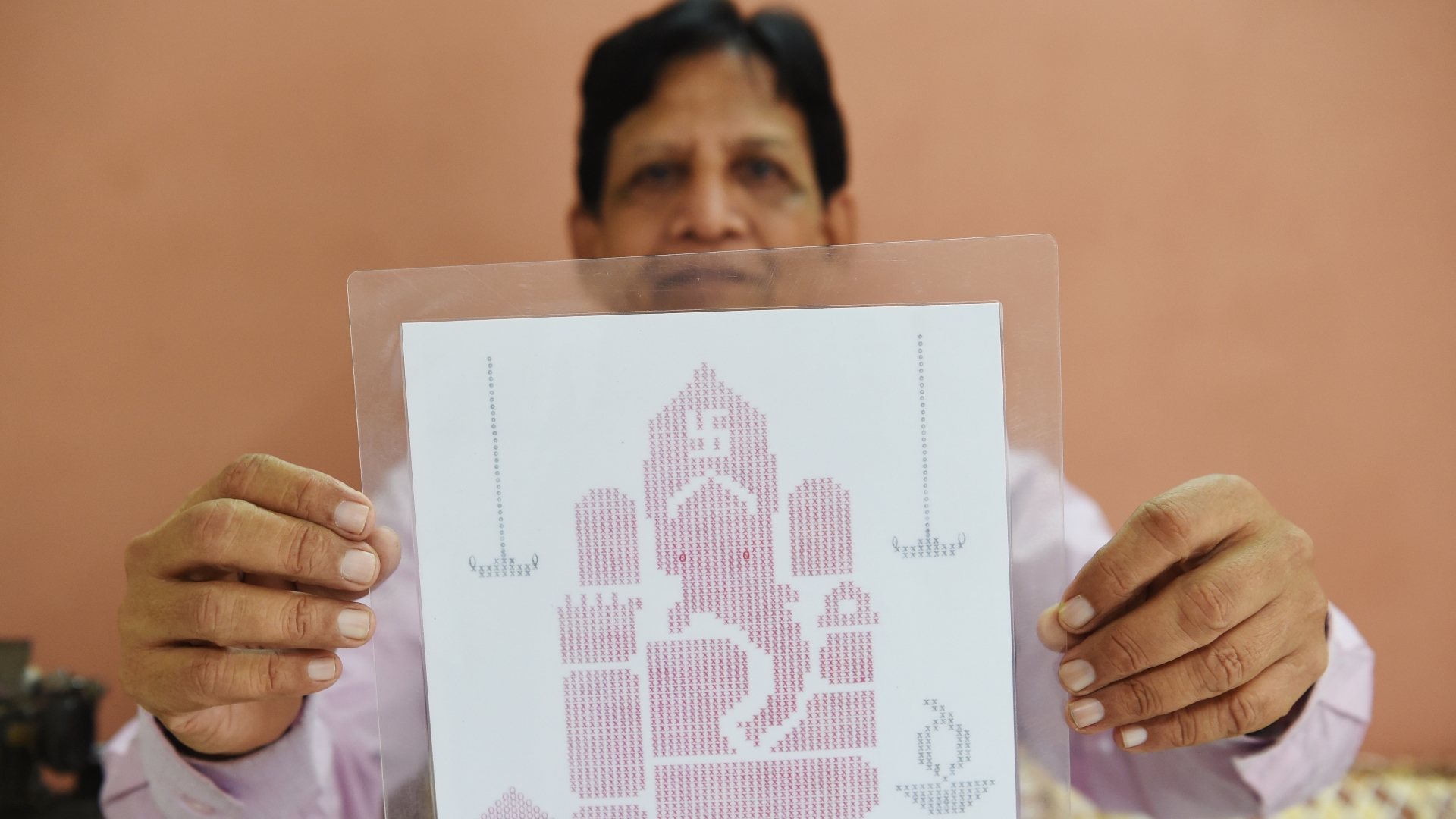 Artista indio dibuja retratos con una máquina de escribir - artista-indio-maquina-de-escribir-chandrakant-bhide