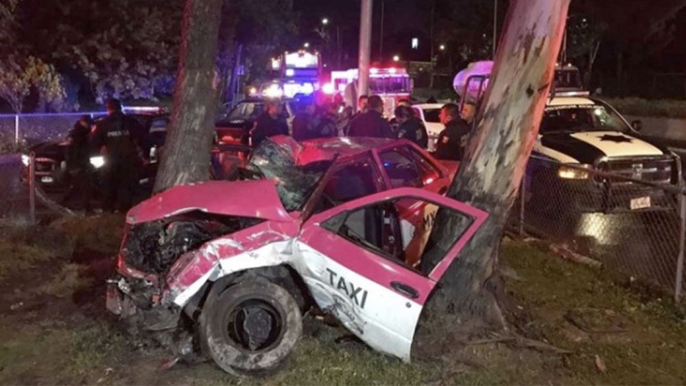 Ladrones chocan contra árbol en Insurgentes tras robar gasolinera