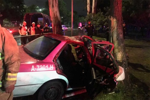 Ladrones chocan contra árbol en Insurgentes tras robar gasolinera - asaltantes-taxi-insurgentes1