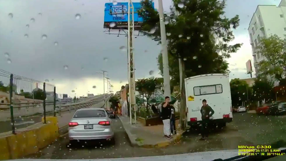 #Video Automovilista huye de asalto en la Miguel Hidalgo