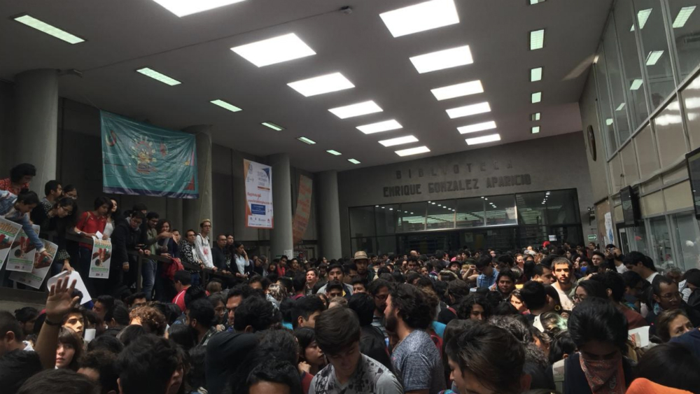 Asamblea de estudiantes de la UNAM se retrasa por sobrecupo