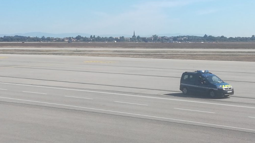 #Video Detienen a hombre que entró con auto a pista de aeropuerto de Lyon