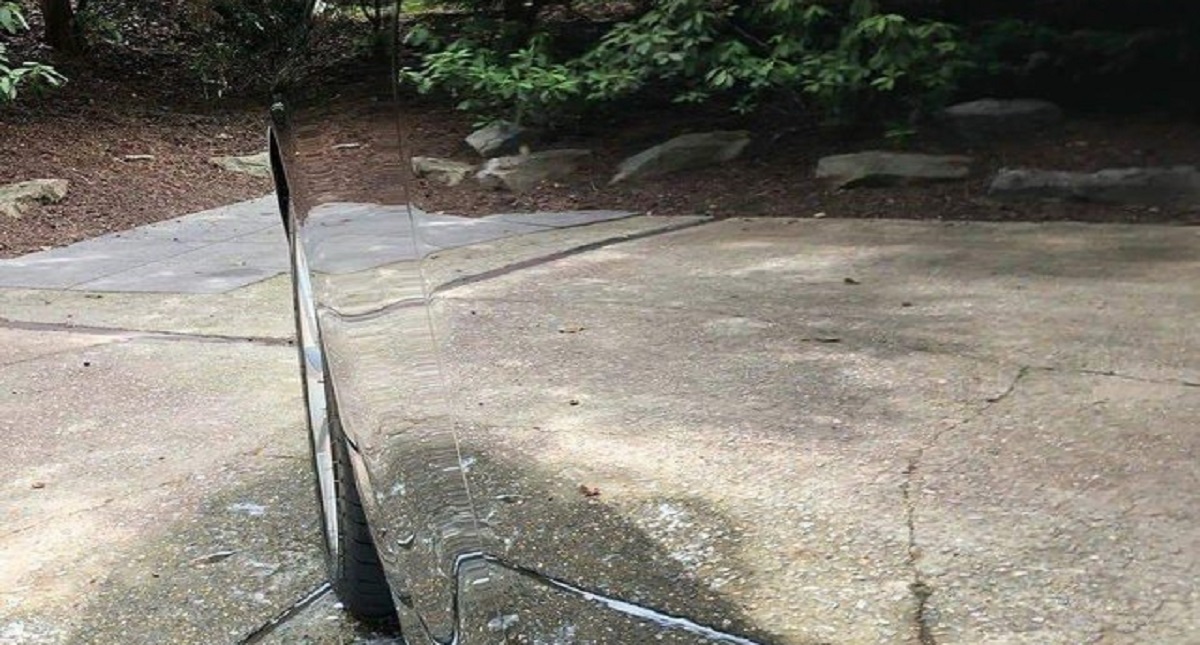 Auto negro se vuelve invisible tras ser cuidadosamente lavado