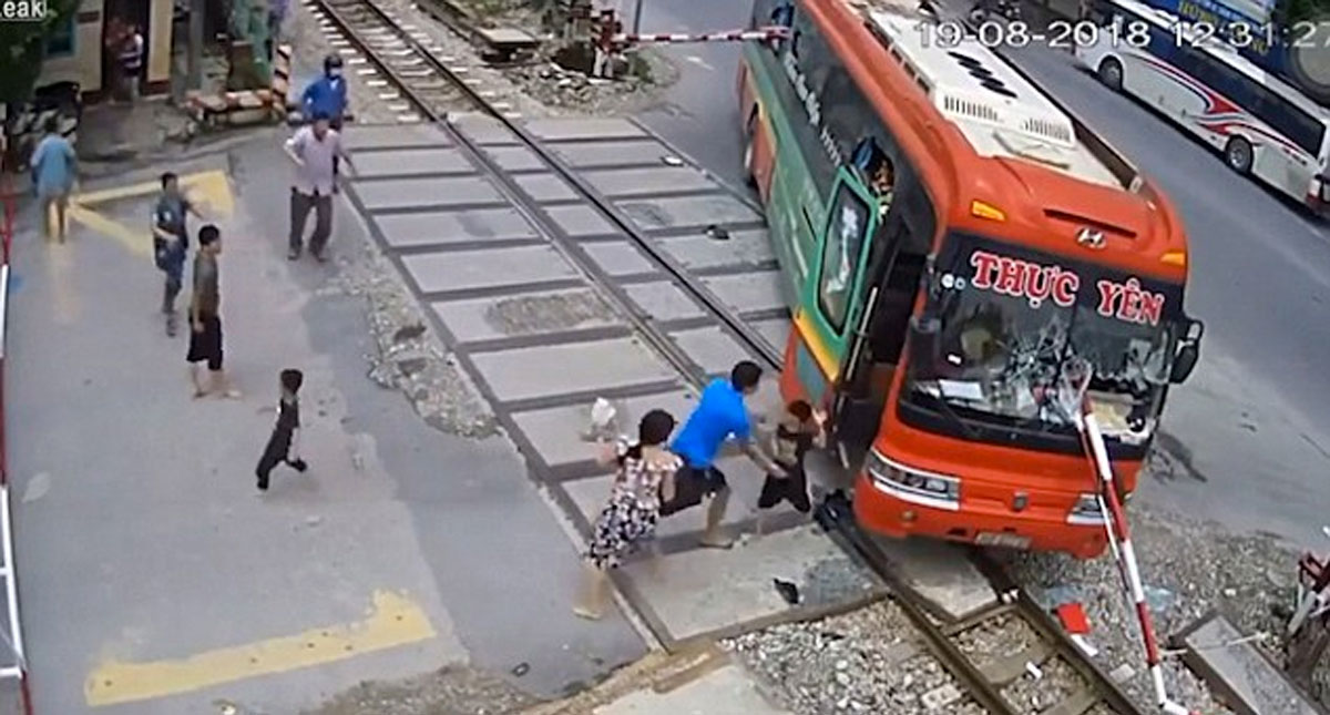 #Video Barra de metal atraviesa autobús de pasajeros