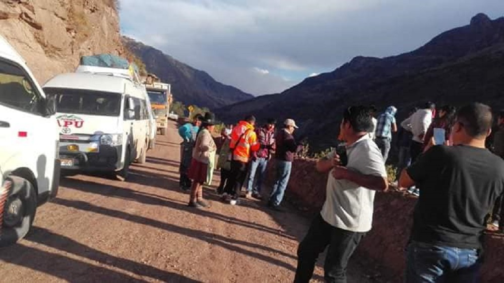 Mueren 12 personas al caer autobús a barranco en Perú