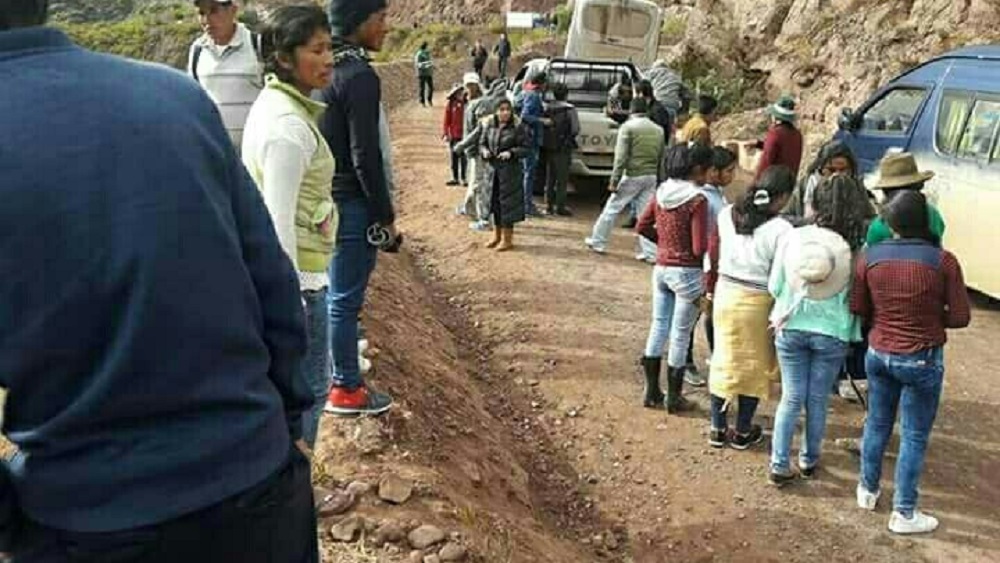 Mueren 12 personas al caer autobús a barranco en Perú - autobus-cae-peru