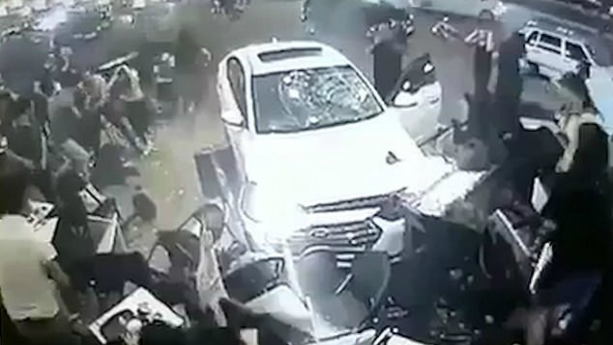#Video Automóvil fuera de control embiste a comensales de Starbucks