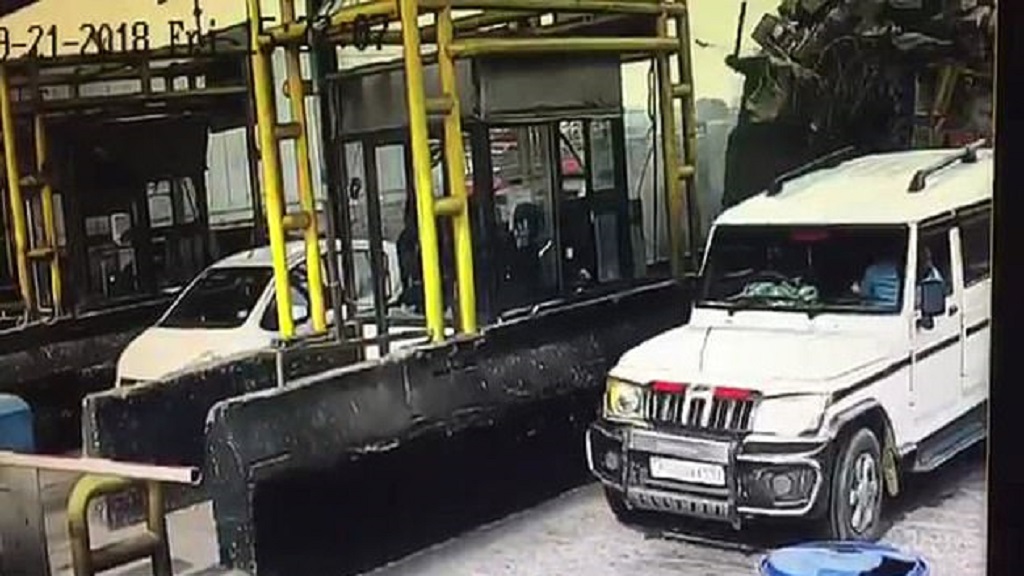 #Video Avalancha de cerveza sepulta camioneta - avalancha-de-cerveza-sepulta-camioneta-en-india