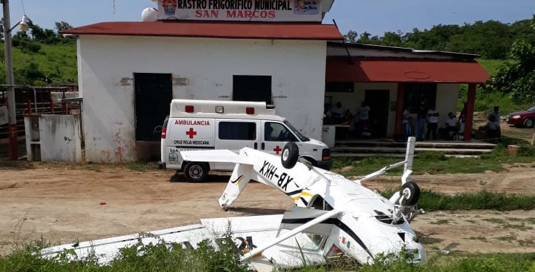 Avión pequeño se desploma en carretera Acapulco-Pinotepa Nacional - avion-pequeno-guerrero