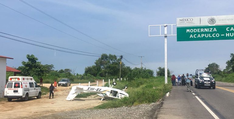 Avión pequeño se desploma en carretera Acapulco-Pinotepa Nacional - avion-pequeno-guerrero2