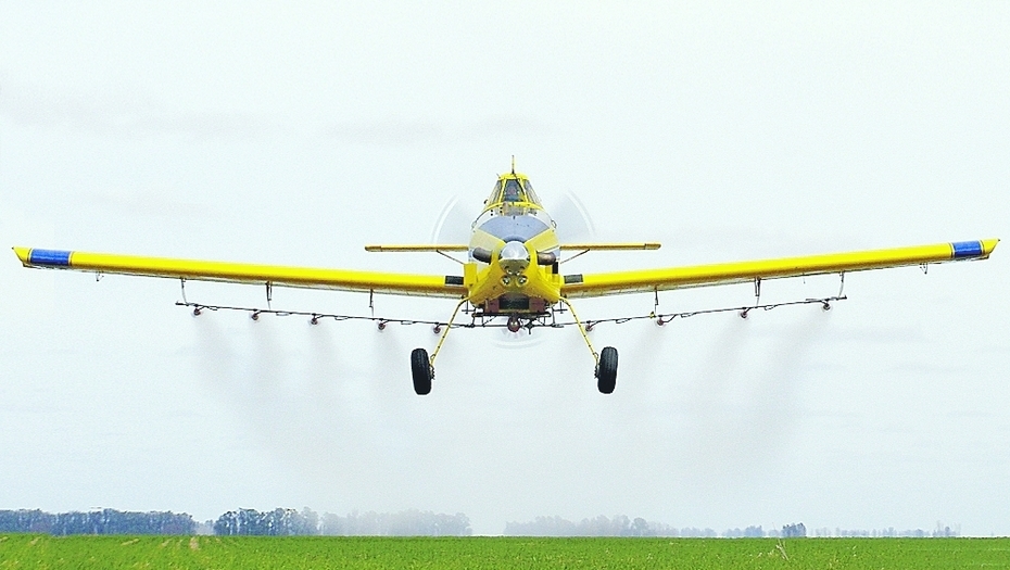 Avión pequeño rocía líquido para fumigar a niños de kínder - avioneta-fumigacion