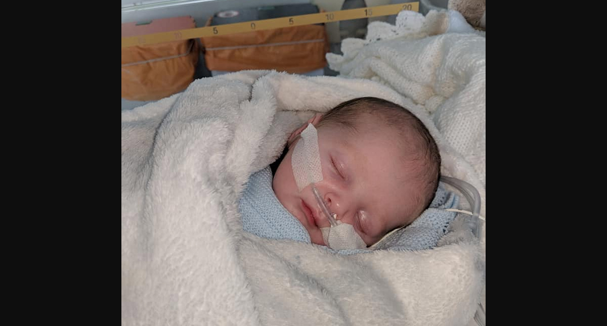 Bebé enferma gravemente por un beso