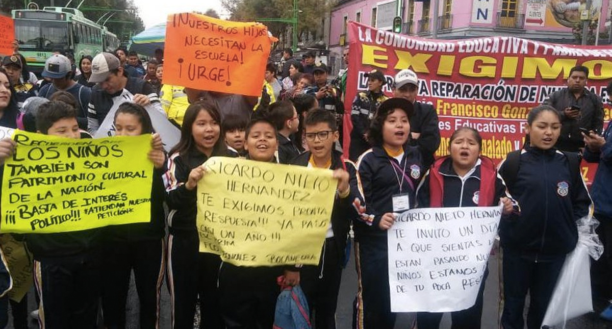 Padres de familia realizan bloqueo en Eje Central